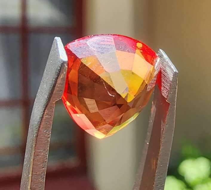 FIERY ORANGE 4.20CT SAPPHIRE GEMSTONE WITH LOVELY TRILLION CUT  UV RED!  THERMAL HIGH