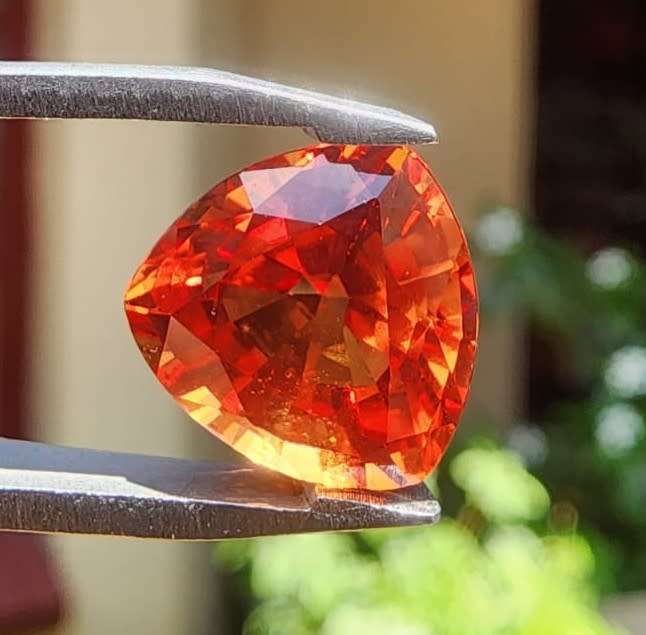 FIERY ORANGE 4.20CT SAPPHIRE GEMSTONE WITH LOVELY TRILLION CUT  UV RED!  THERMAL HIGH