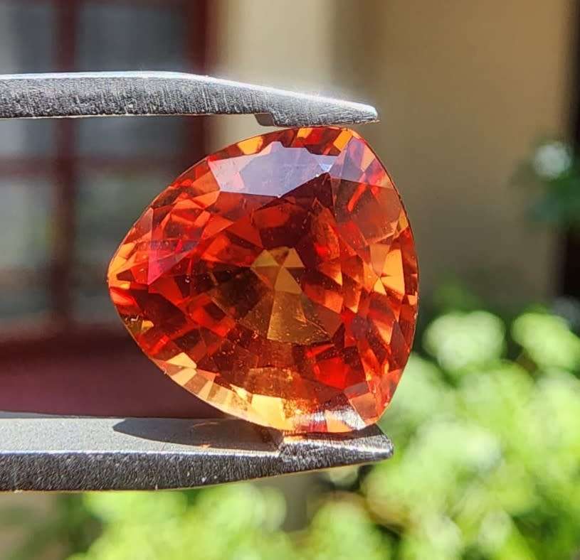 FIERY ORANGE 4.20CT SAPPHIRE GEMSTONE WITH LOVELY TRILLION CUT  UV RED!  THERMAL HIGH