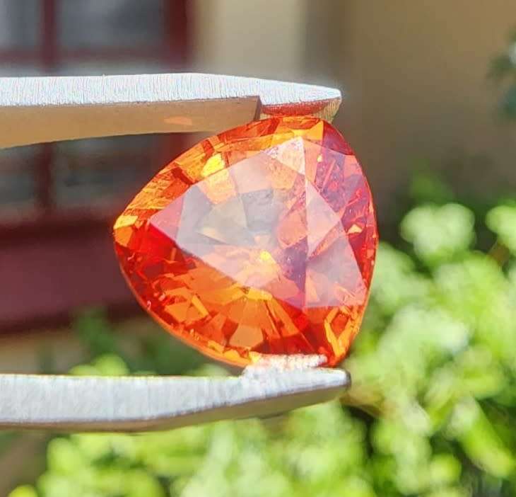 FIERY ORANGE 4.20CT SAPPHIRE GEMSTONE WITH LOVELY TRILLION CUT  UV RED!  THERMAL HIGH