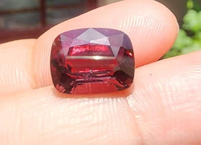 PURPLISH RED GISA CERTIFIED 5.25CT NATURAL SPINEL (RARER THAN RUBIES) GEMSTONE WITH ANTIQUE CUSHION