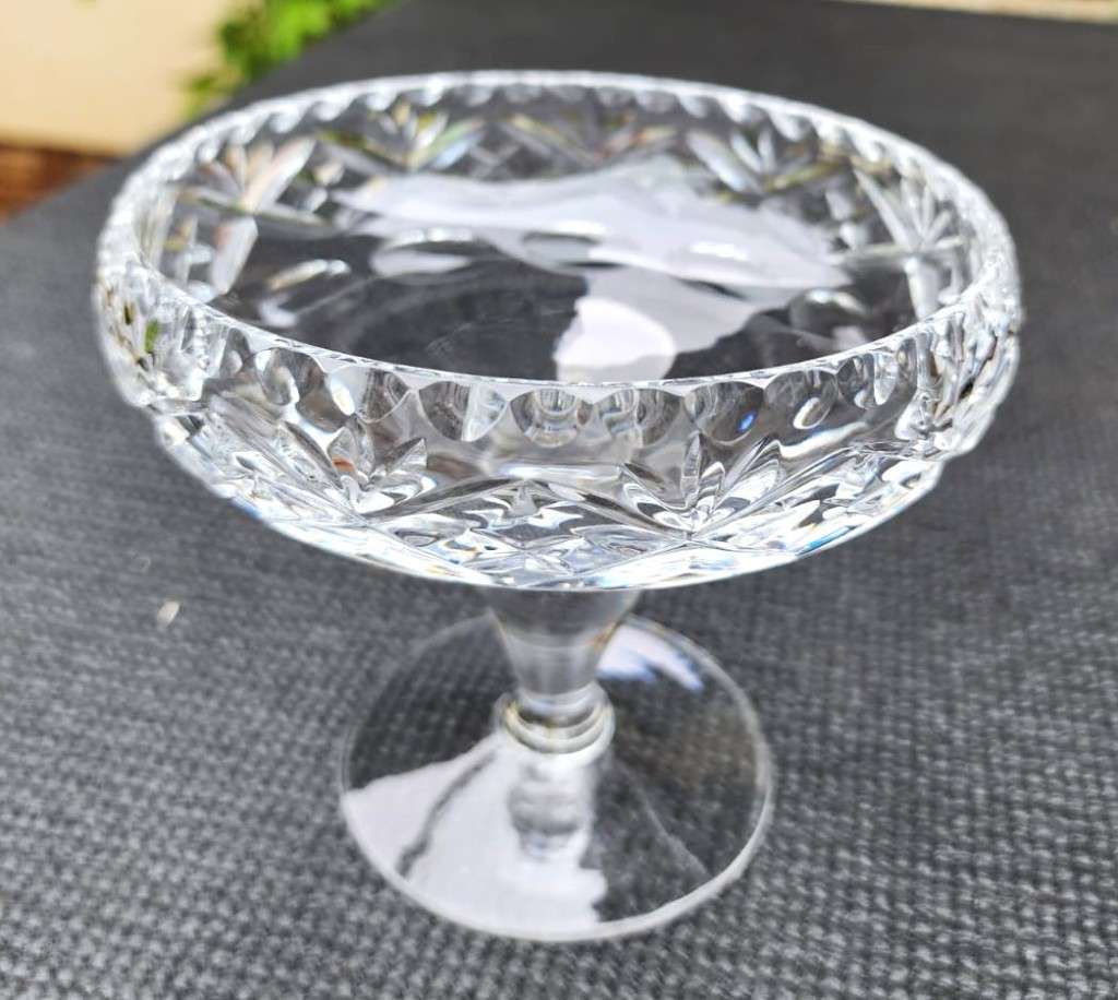 A RINGING AND SINGING CHRYSTAL CUT GLASS PEDASTAL STEMMED CANDY BOWL BY ROYAL DOULTON