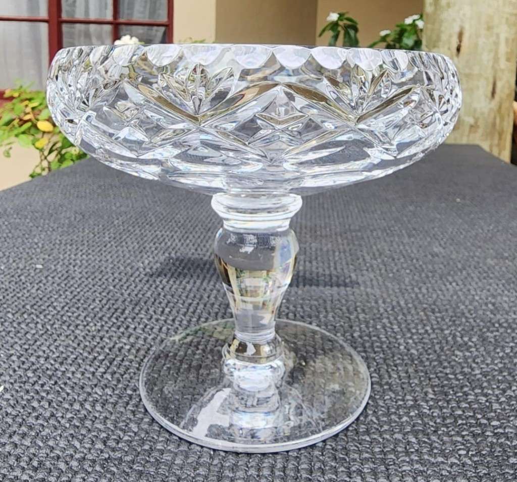 A RINGING AND SINGING CHRYSTAL CUT GLASS PEDASTAL STEMMED CANDY BOWL BY ROYAL DOULTON