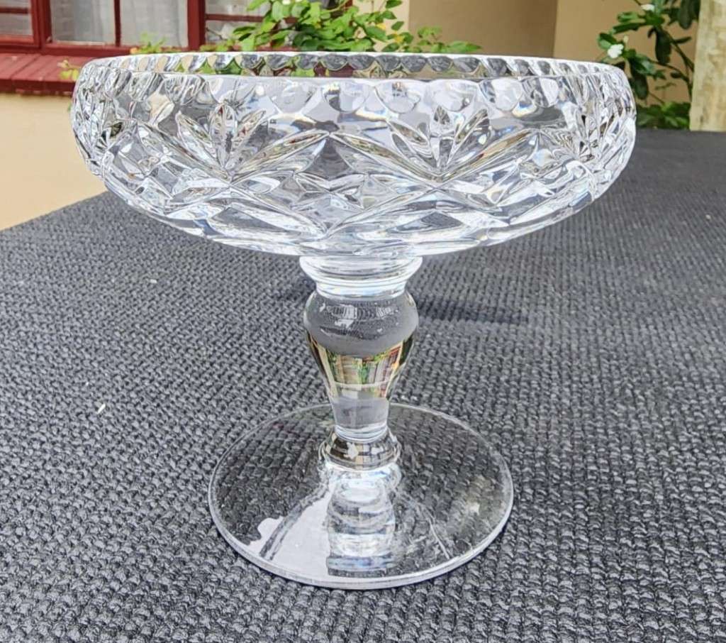 A RINGING AND SINGING CHRYSTAL CUT GLASS PEDASTAL STEMMED CANDY BOWL BY ROYAL DOULTON