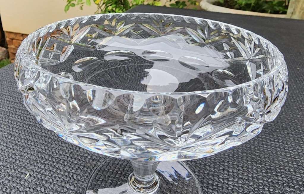 A RINGING AND SINGING CHRYSTAL CUT GLASS PEDASTAL STEMMED CANDY BOWL BY ROYAL DOULTON