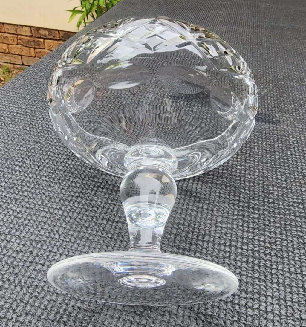 A RINGING AND SINGING CHRYSTAL CUT GLASS PEDASTAL STEMMED CANDY BOWL BY ROYAL DOULTON