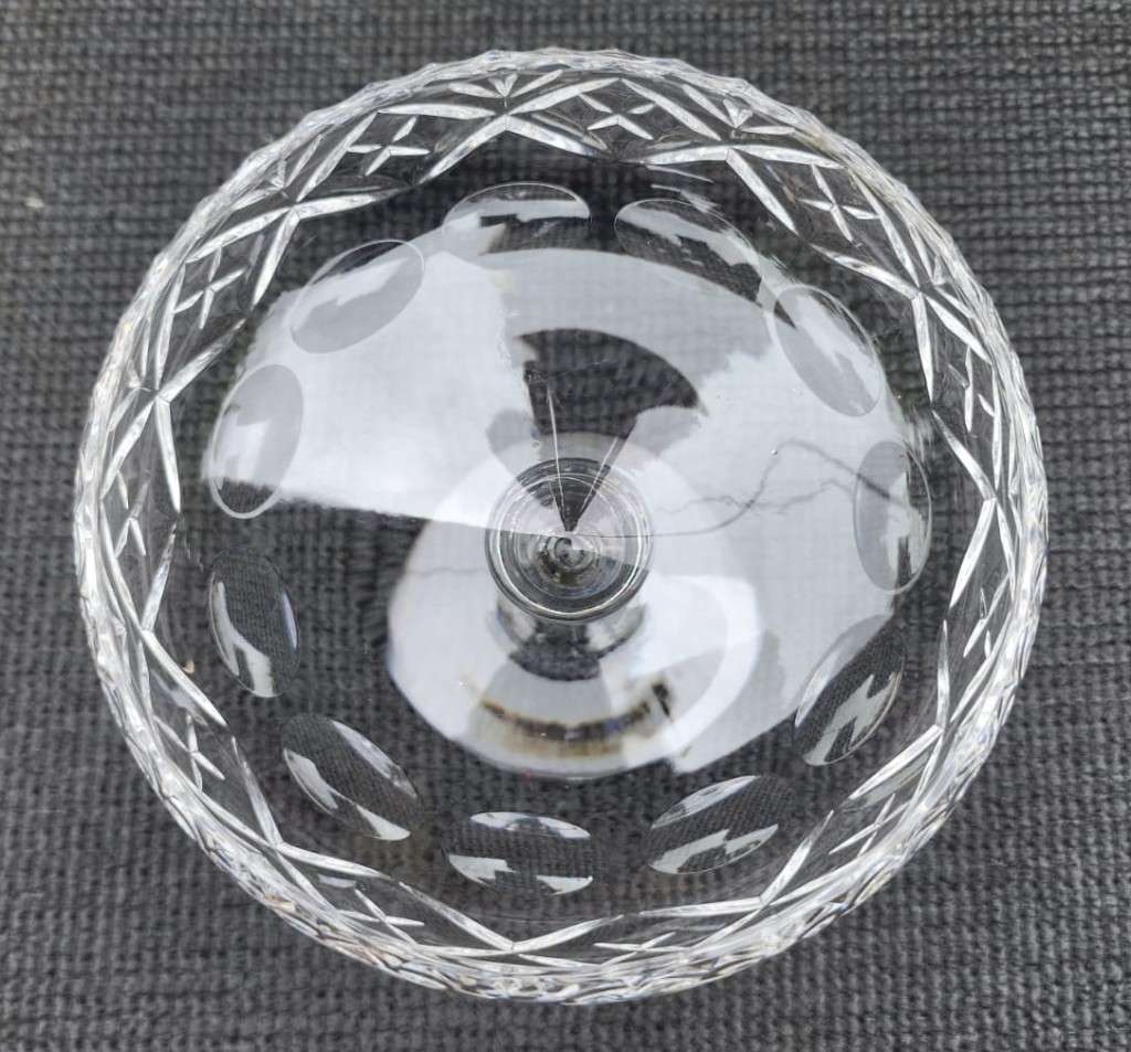 A RINGING AND SINGING CHRYSTAL CUT GLASS PEDASTAL STEMMED CANDY BOWL BY ROYAL DOULTON