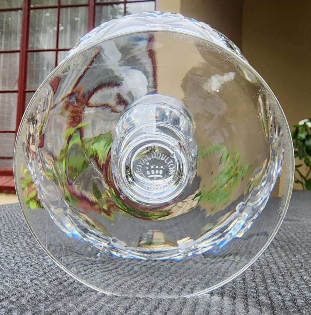 A RINGING AND SINGING CHRYSTAL CUT GLASS PEDASTAL STEMMED CANDY BOWL BY ROYAL DOULTON