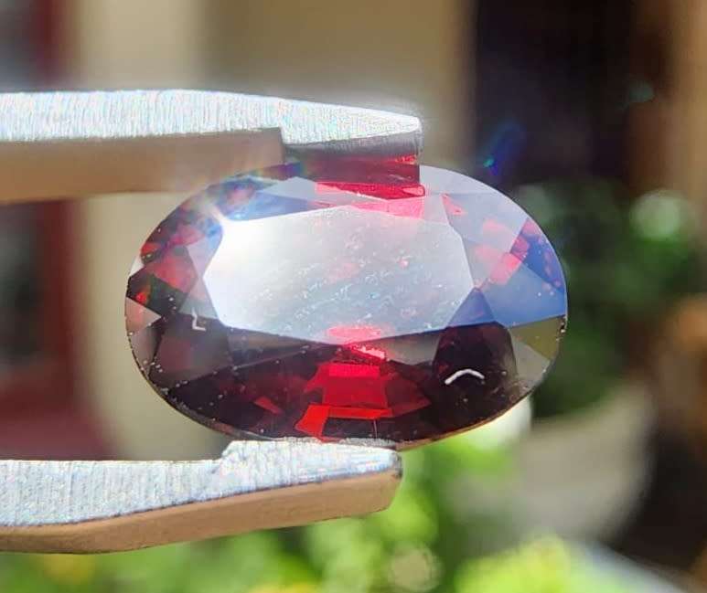DEEP RED 2.55CT ALMANDINE AFRICAN GARNET GEMSTONE WITH BEAUTIFUL OVAL CUT