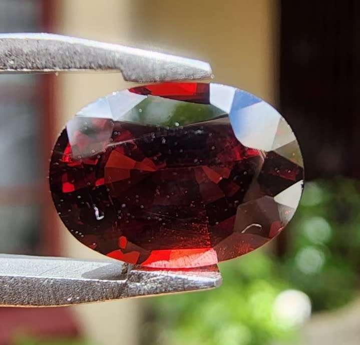 DEEP RED 2.55CT ALMANDINE AFRICAN GARNET GEMSTONE WITH BEAUTIFUL OVAL CUT