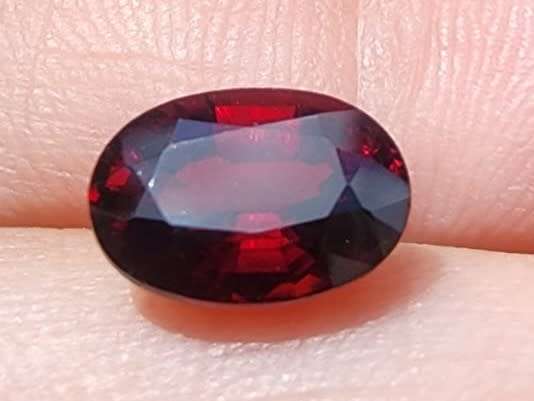 DEEP RED 2.55CT ALMANDINE AFRICAN GARNET GEMSTONE WITH BEAUTIFUL OVAL CUT