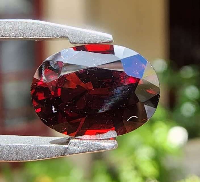 DEEP RED 2.55CT ALMANDINE AFRICAN GARNET GEMSTONE WITH BEAUTIFUL OVAL CUT