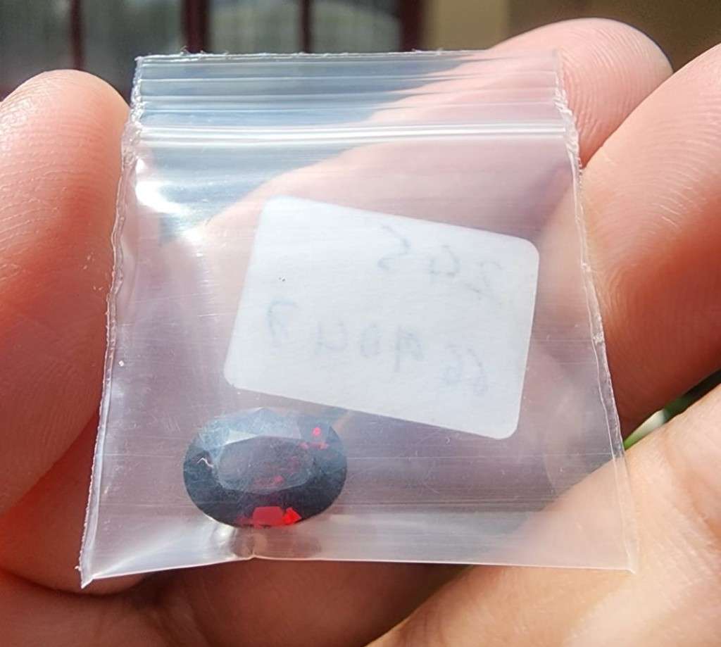 DEEP RED 2.55CT ALMANDINE AFRICAN GARNET GEMSTONE WITH BEAUTIFUL OVAL CUT