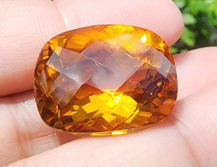 HUGE 27,40CARAT GOLDEN YELLOW CITRINE GEMSTONE WITH BEAUTIFUL FACETTED CUSHION CUT