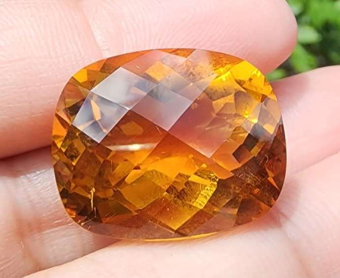 HUGE 27,40CARAT GOLDEN YELLOW CITRINE GEMSTONE WITH BEAUTIFUL FACETTED CUSHION CUT