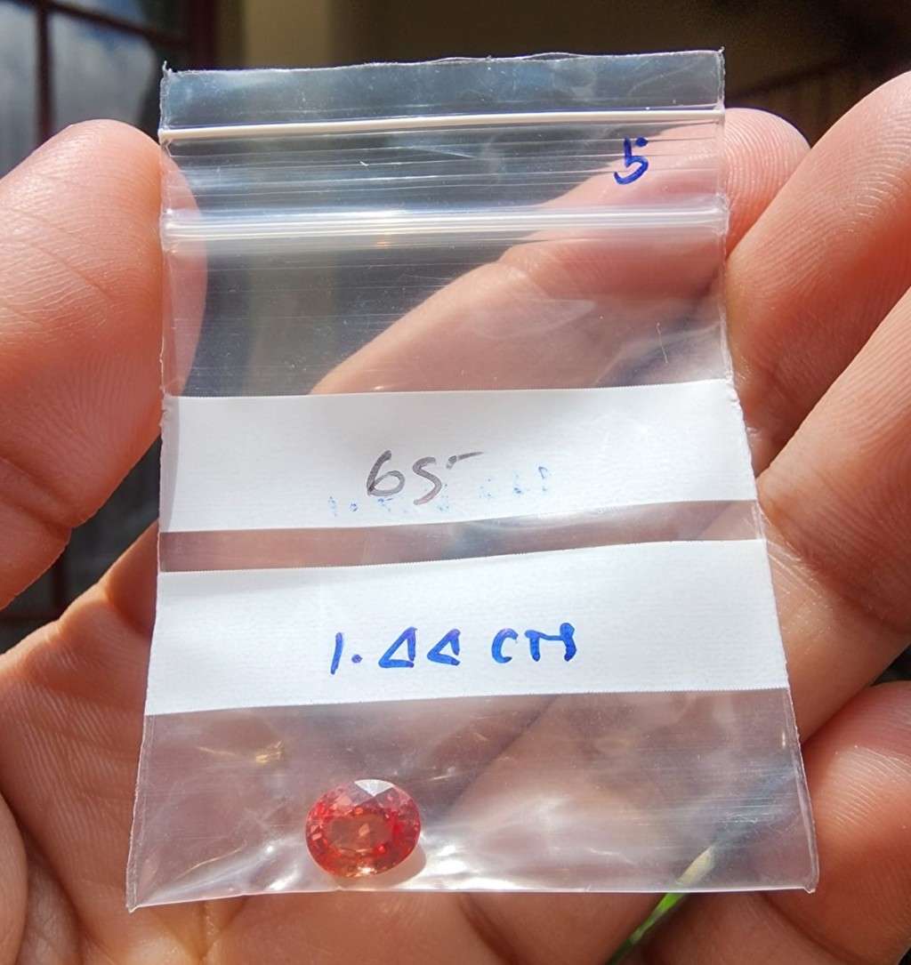 FIRE ORANGE 1.45CT SAPPHIRE GEMSTONE WITH LOVELY OVAL CUT  UV RED!  THERMAL HIGH