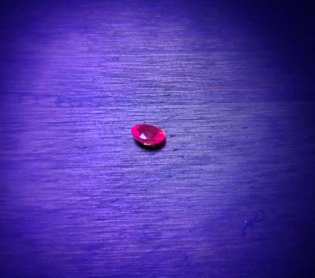 FIRE ORANGE 1.45CT SAPPHIRE GEMSTONE WITH LOVELY OVAL CUT  UV RED!  THERMAL HIGH