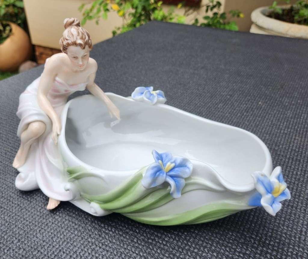 VERONESE DESIGN UNICORN STUDIO PORCELAIN MAIDEN AND IRIS FLOWERS CHAMPAGNE BATH