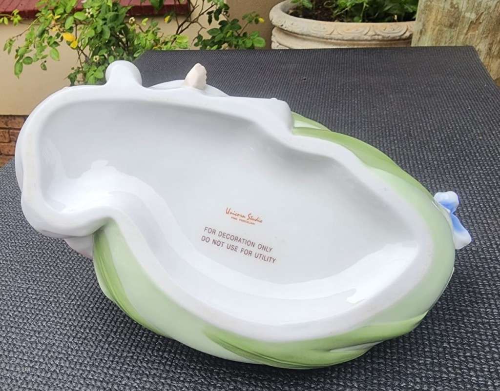 VERONESE DESIGN UNICORN STUDIO PORCELAIN MAIDEN AND IRIS FLOWERS CHAMPAGNE BATH