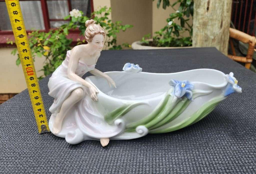 VERONESE DESIGN UNICORN STUDIO PORCELAIN MAIDEN AND IRIS FLOWERS CHAMPAGNE BATH