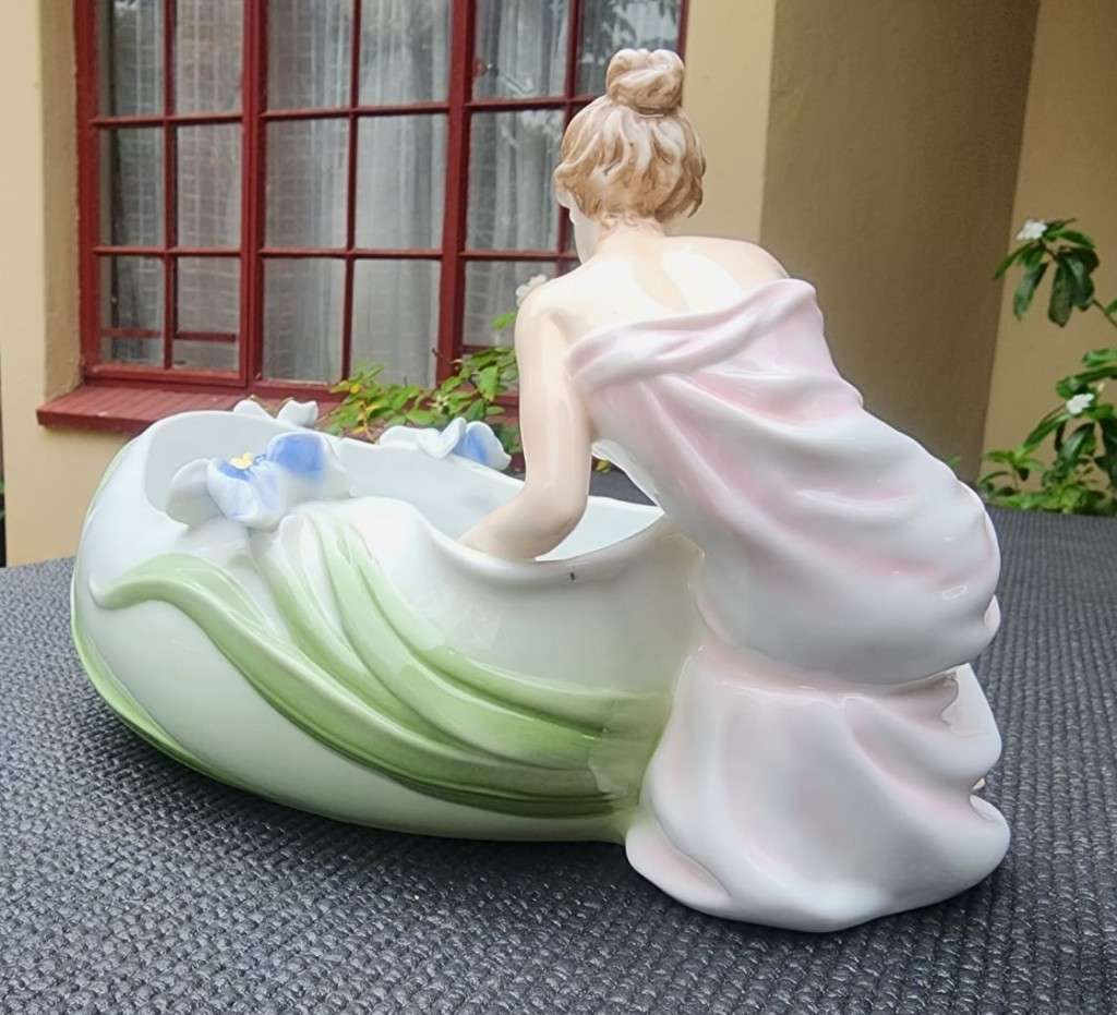 VERONESE DESIGN UNICORN STUDIO PORCELAIN MAIDEN AND IRIS FLOWERS CHAMPAGNE BATH