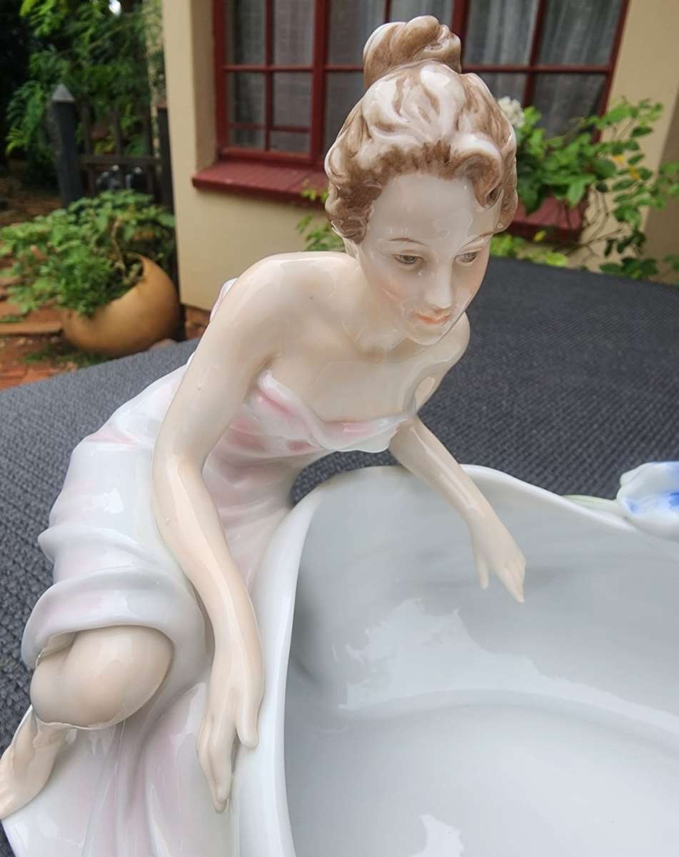 VERONESE DESIGN UNICORN STUDIO PORCELAIN MAIDEN AND IRIS FLOWERS CHAMPAGNE BATH