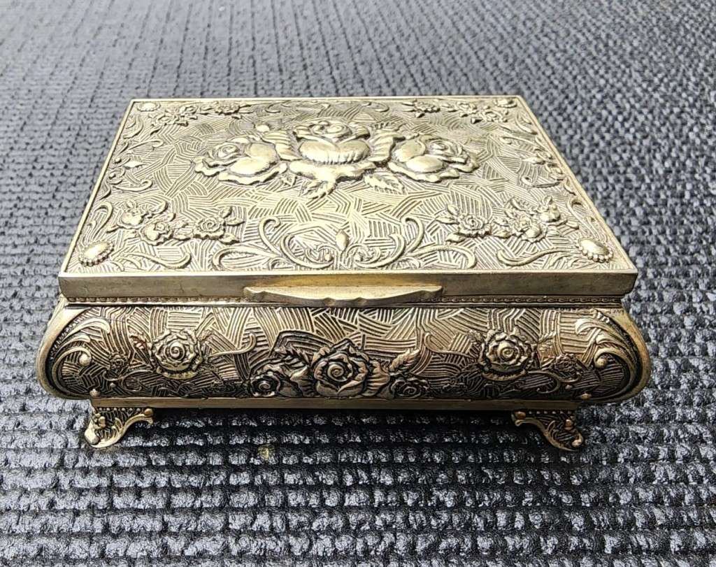 BREATHTAKINGLY BEAUTIFUL SILVERPLATED METAL RING JEWELRY BOX ENGRAVED SEA OF ROSES