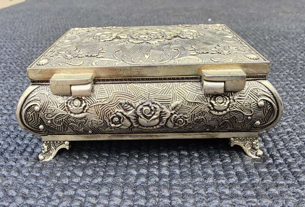 BREATHTAKINGLY BEAUTIFUL SILVERPLATED METAL RING JEWELRY BOX ENGRAVED SEA OF ROSES