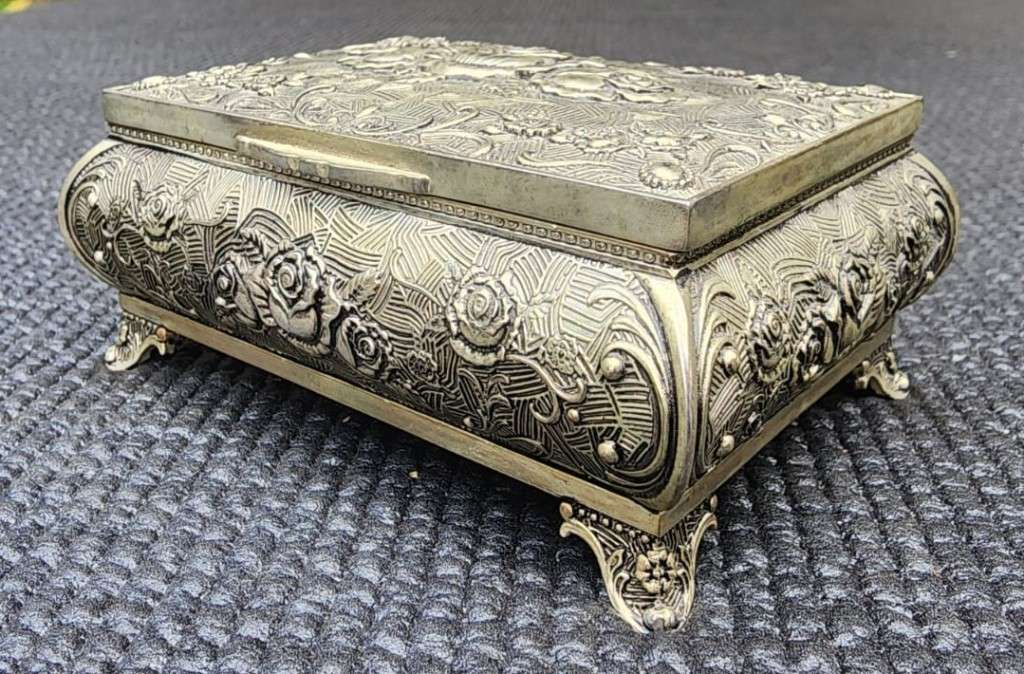 BREATHTAKINGLY BEAUTIFUL SILVERPLATED METAL RING JEWELRY BOX ENGRAVED SEA OF ROSES