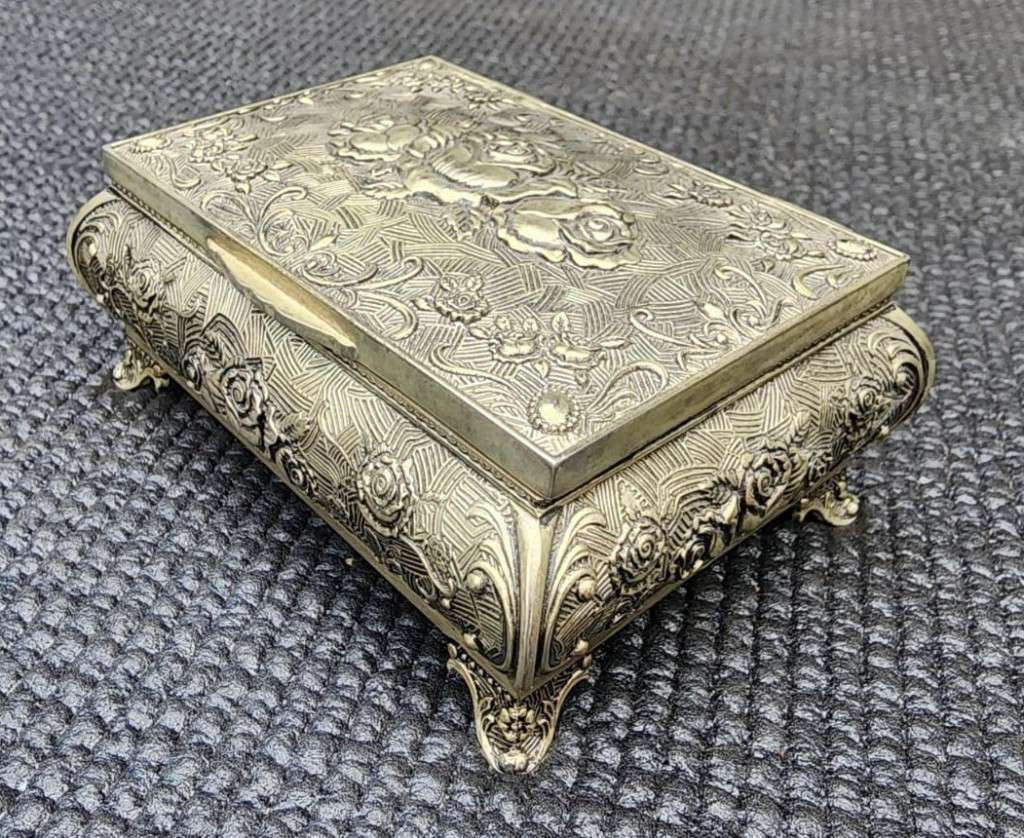 BREATHTAKINGLY BEAUTIFUL SILVERPLATED METAL RING JEWELRY BOX ENGRAVED SEA OF ROSES