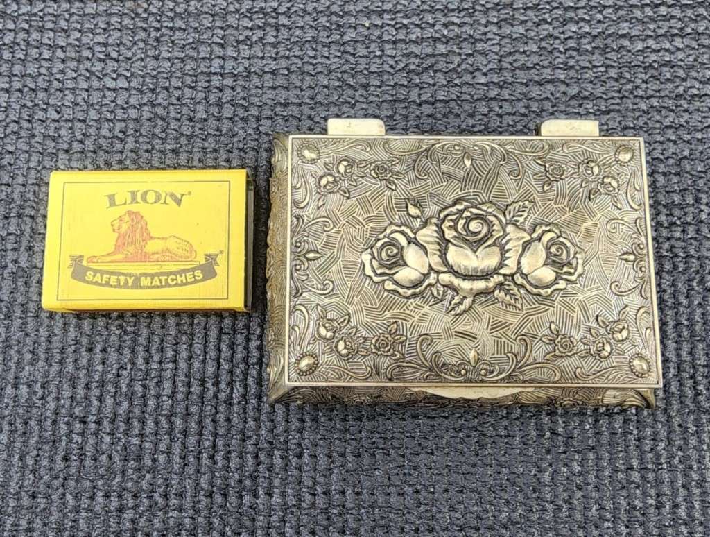 BREATHTAKINGLY BEAUTIFUL SILVERPLATED METAL RING JEWELRY BOX ENGRAVED SEA OF ROSES