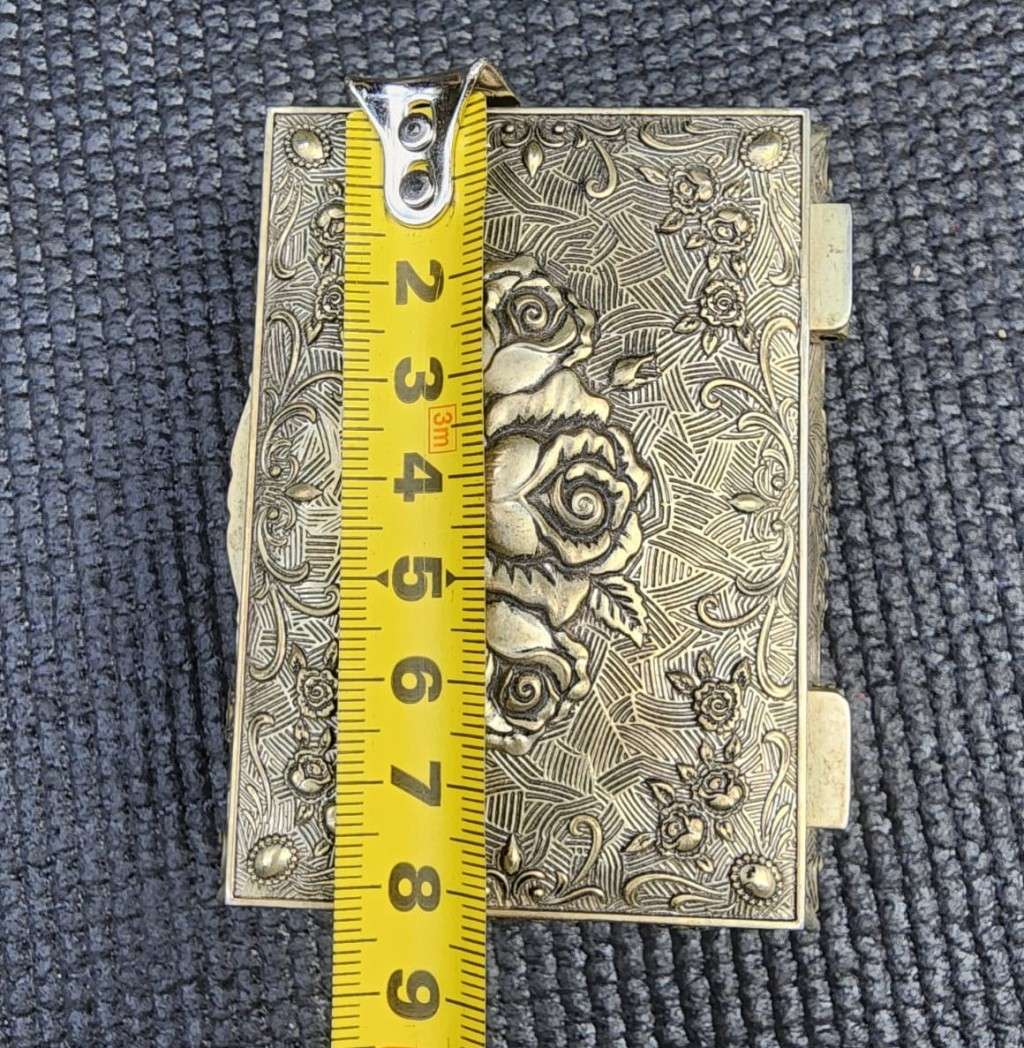 BREATHTAKINGLY BEAUTIFUL SILVERPLATED METAL RING JEWELRY BOX ENGRAVED SEA OF ROSES