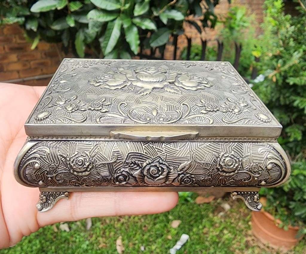 BREATHTAKINGLY BEAUTIFUL SILVERPLATED METAL RING JEWELRY BOX ENGRAVED SEA OF ROSES