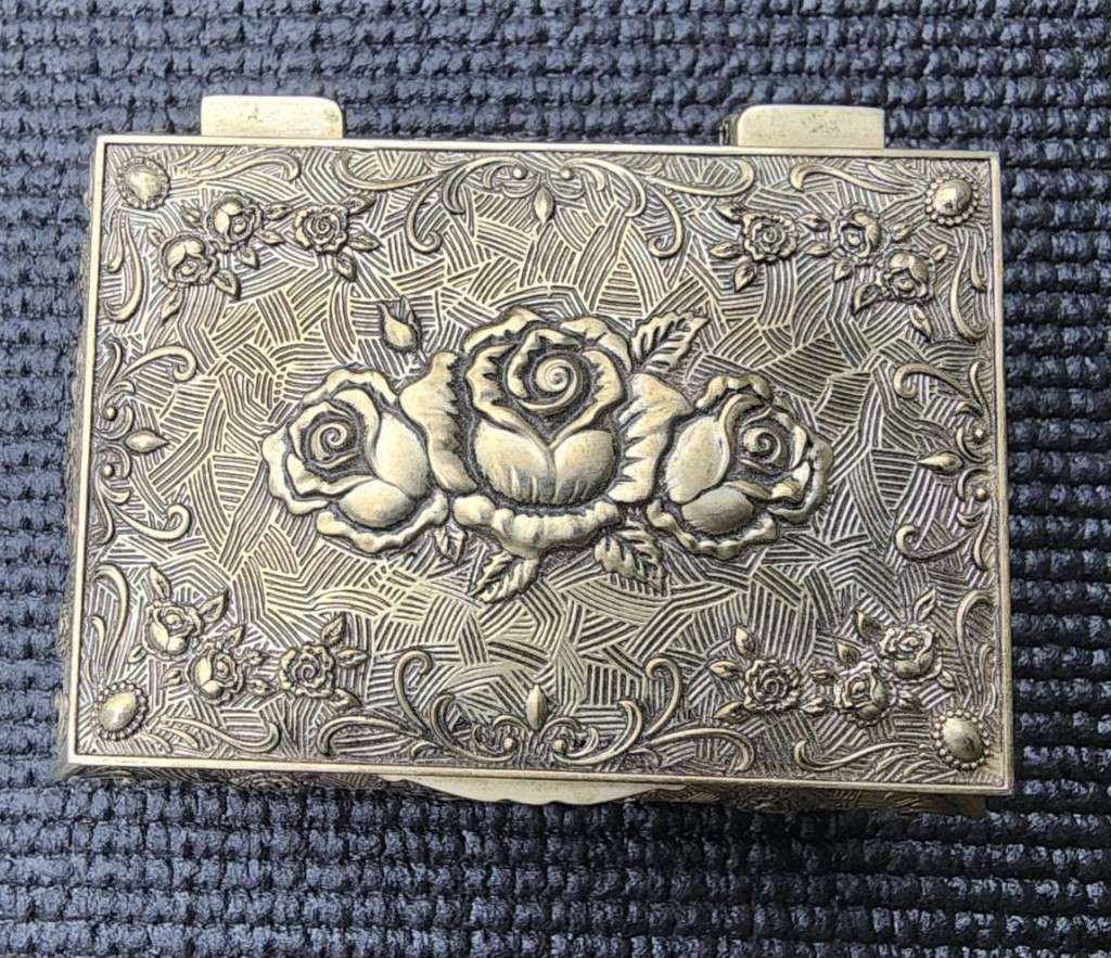 BREATHTAKINGLY BEAUTIFUL SILVERPLATED METAL RING JEWELRY BOX ENGRAVED SEA OF ROSES