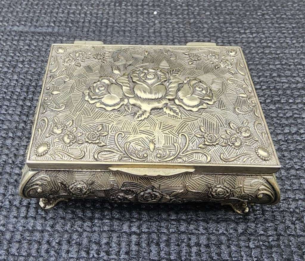 BREATHTAKINGLY BEAUTIFUL SILVERPLATED METAL RING JEWELRY BOX ENGRAVED SEA OF ROSES