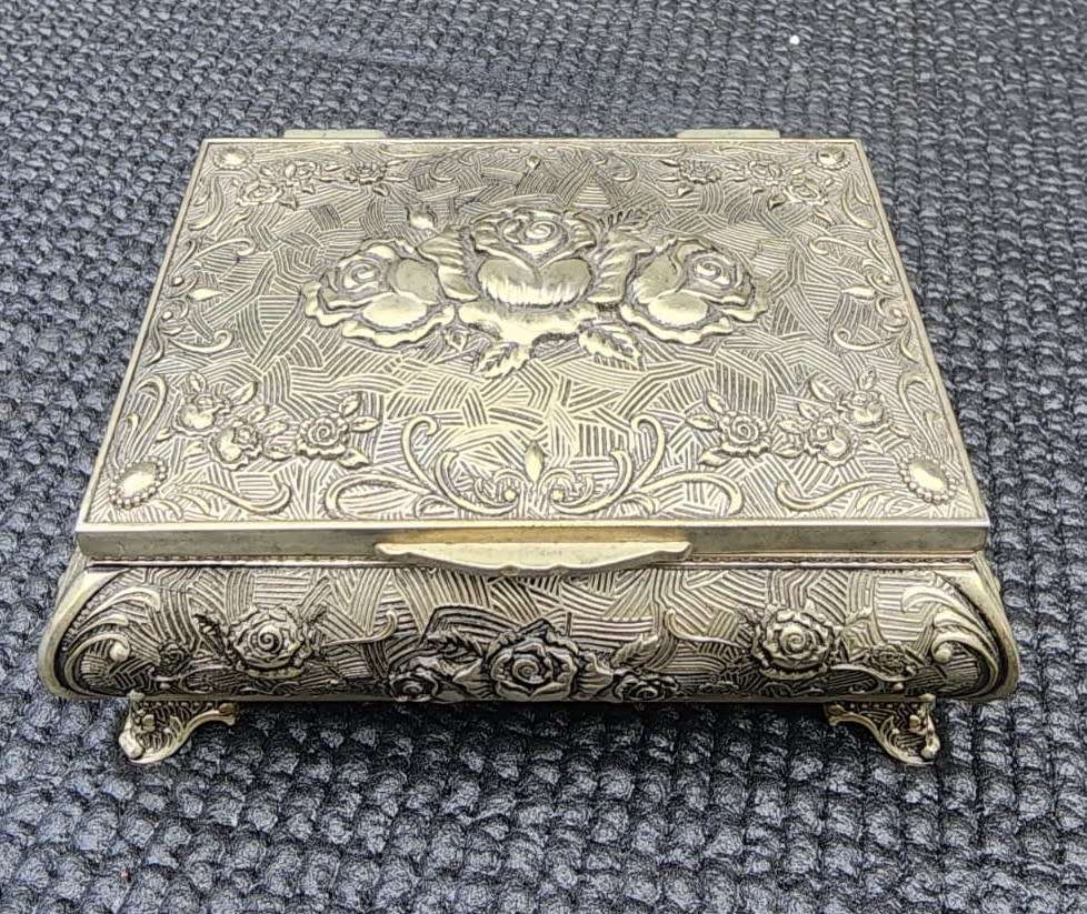 BREATHTAKINGLY BEAUTIFUL SILVERPLATED METAL RING JEWELRY BOX ENGRAVED SEA OF ROSES