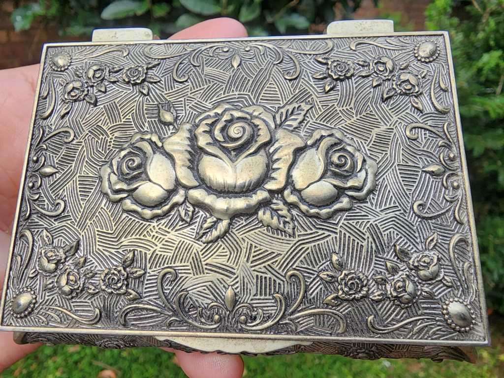BREATHTAKINGLY BEAUTIFUL SILVERPLATED METAL RING JEWELRY BOX ENGRAVED SEA OF ROSES