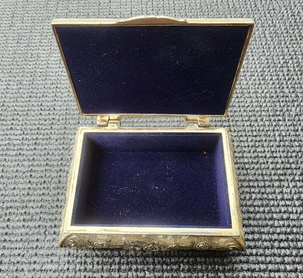 BREATHTAKINGLY BEAUTIFUL SILVERPLATED METAL RING JEWELRY BOX ENGRAVED SEA OF ROSES
