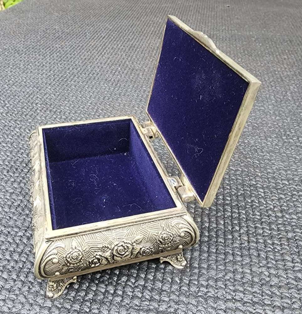 BREATHTAKINGLY BEAUTIFUL SILVERPLATED METAL RING JEWELRY BOX ENGRAVED SEA OF ROSES