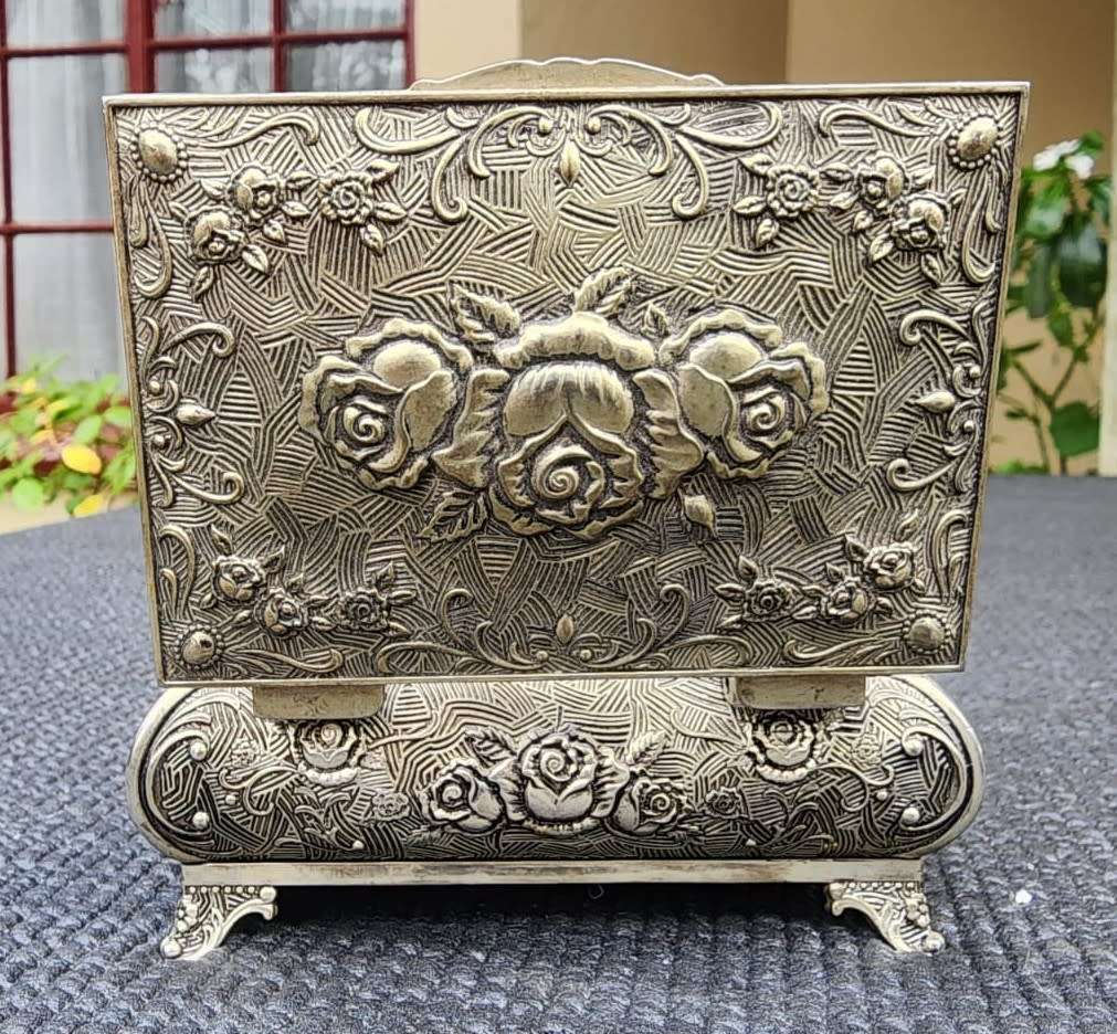 BREATHTAKINGLY BEAUTIFUL SILVERPLATED METAL RING JEWELRY BOX ENGRAVED SEA OF ROSES