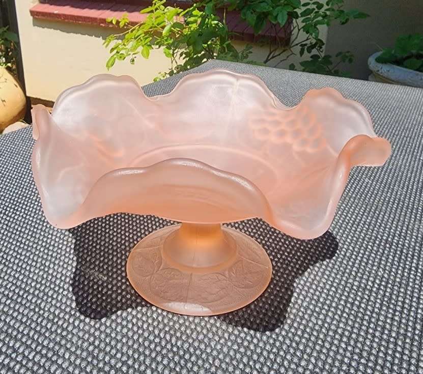VINTAGE WESTMORELAND USA PINK FROSTED SATIN GLASS FOOTED COMPOTE FLOWER SHAPED