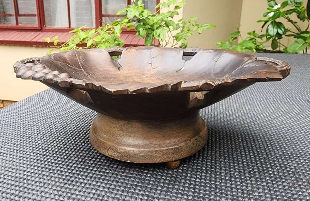 MUSIC BOX WORKING VINTAGE 1940S REUGE SWITZERLAND WOODEN LEAFSHAPED PLAYS A BLUE DANUBE MELODIE