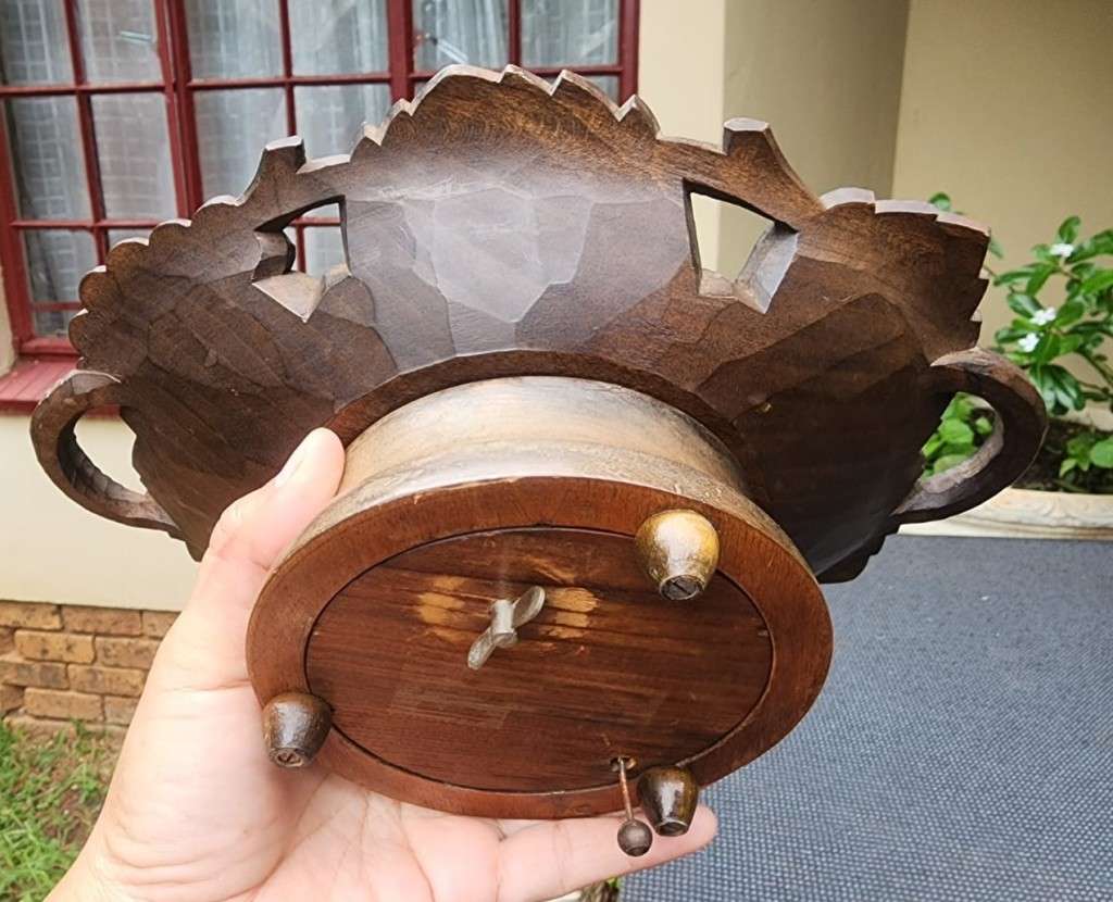 MUSIC BOX WORKING VINTAGE 1940S REUGE SWITZERLAND WOODEN LEAFSHAPED PLAYS A BLUE DANUBE MELODIE