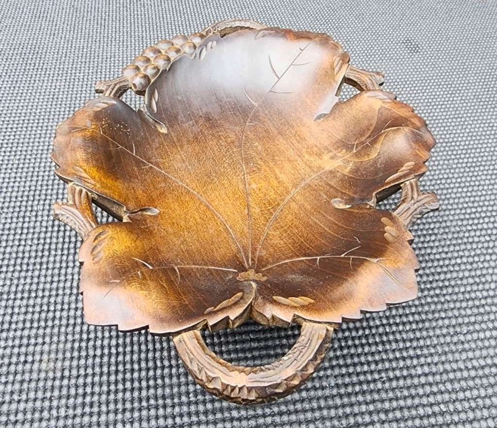 MUSIC BOX WORKING VINTAGE 1940S REUGE SWITZERLAND WOODEN LEAFSHAPED PLAYS A BLUE DANUBE MELODIE