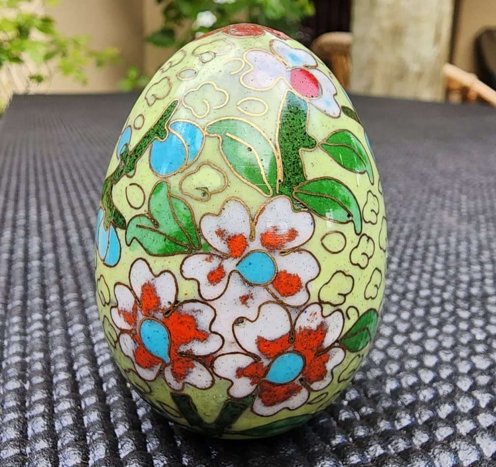 CLOISONNE ENAMEL PAINTED EGG WITH FLOWER MOTIF SMALL 6CM HIGH 3RD OF 3 EGGS ON AUCTION