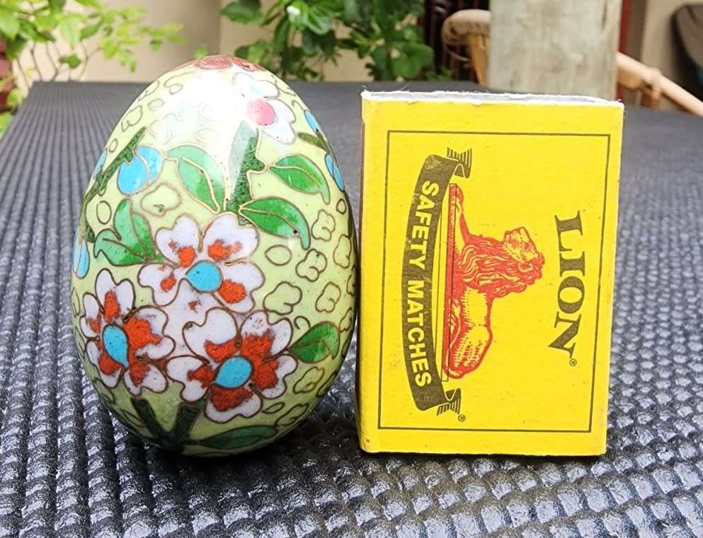 CLOISONNE ENAMEL PAINTED EGG WITH FLOWER MOTIF SMALL 6CM HIGH 3RD OF 3 EGGS ON AUCTION