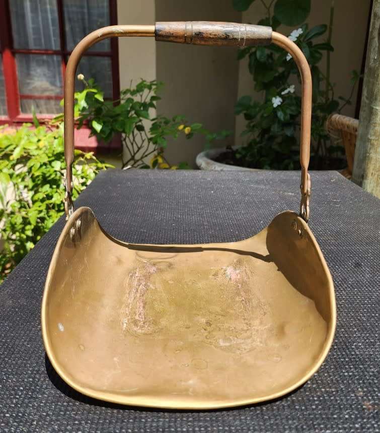 Elegant Vintage 1970s Brass Fireplace Log Holder with Lions Paw Feet and Swing Hinged Handle