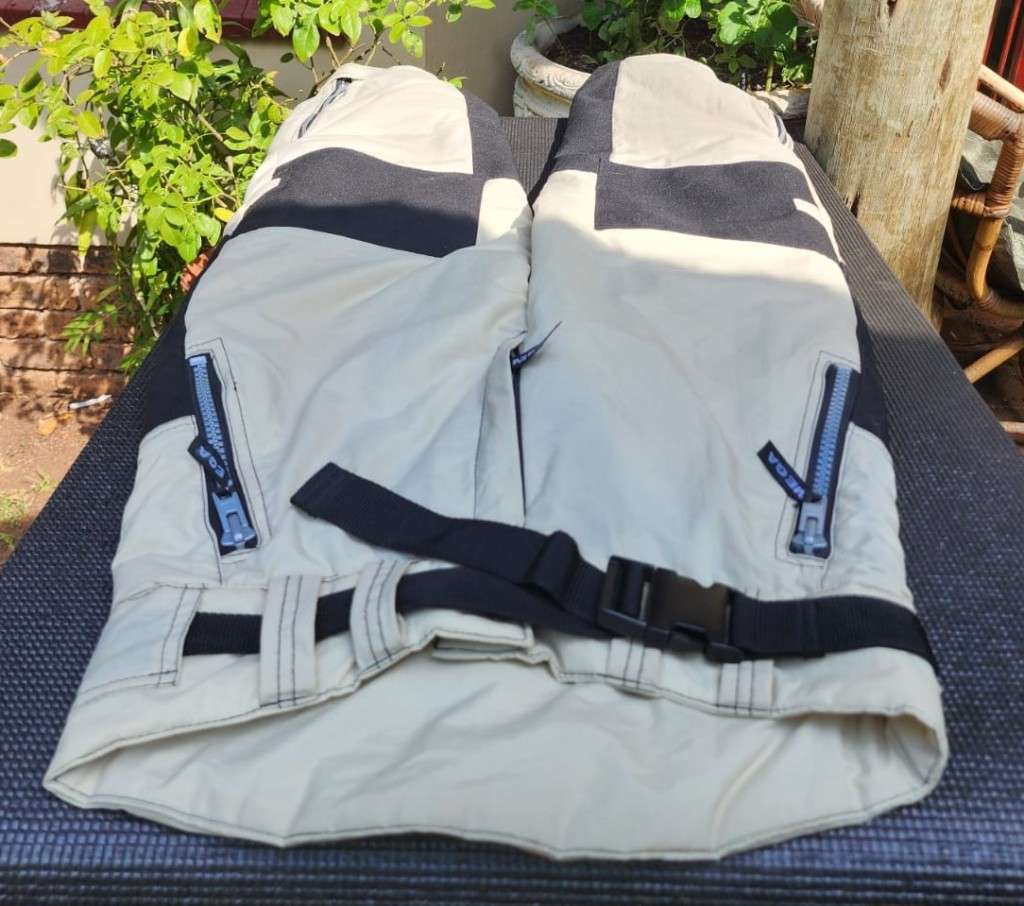 As New! Beige and Black Insulated Size M Ski Pants with Inner Boot Gaitors to Keep Snow Out