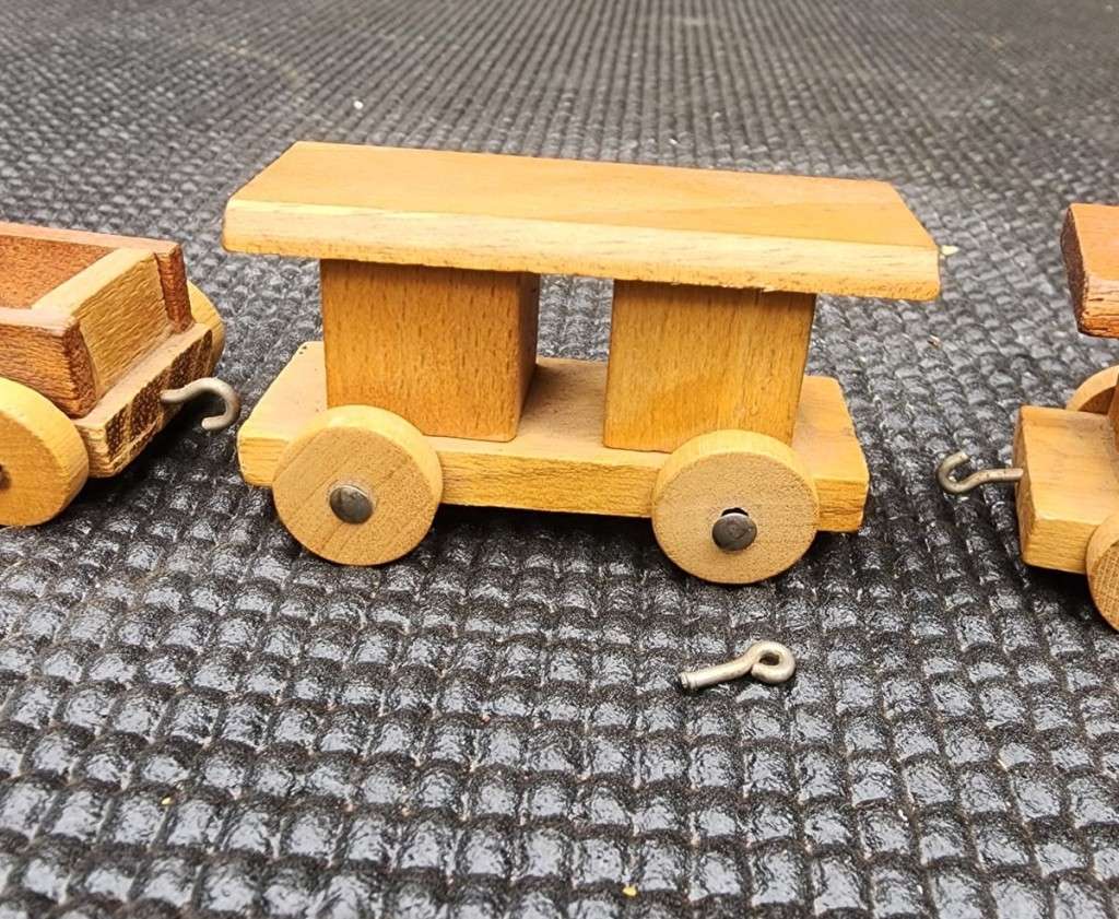 VINTAGE 1970S LOQUAI HOLZKUNST GERMANY 5 PIECE WOODEN FREIGHT TRAIN SET