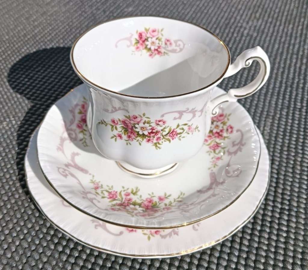 PARAGON ENGLAND 1950S ROSE BOUQUET PATTERN TRIO NO 1 BY APPOINTMENT QUEEN ELIZABETH II